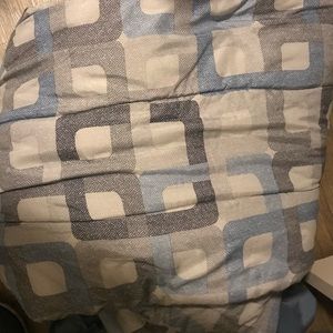 Queen size comforter, pillow shams 4 and fitted and flat sheet